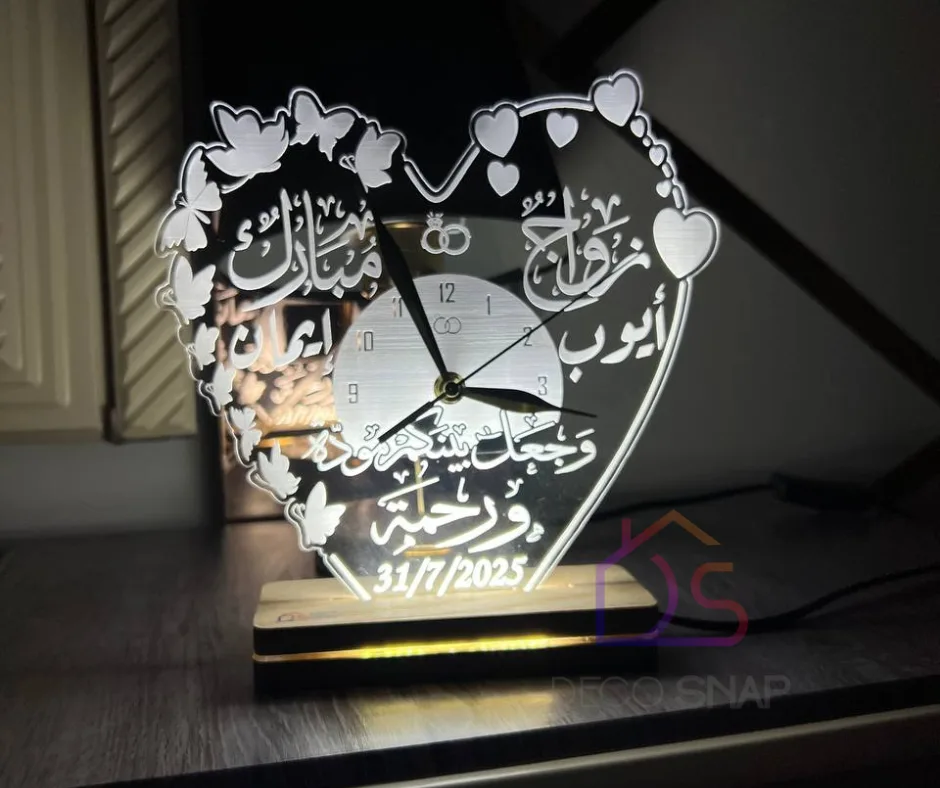 مصباح ثلاثي الأبعاد مع ساعة ذهبية